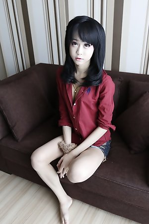 19yo busty Thai newhalf sucks white tourists cock